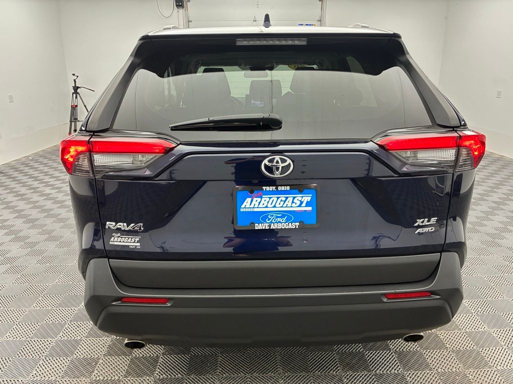 2020 Toyota RAV4 XLE photo 4