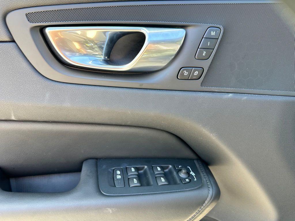 2025 Volvo XC60 B5 Plus photo 12