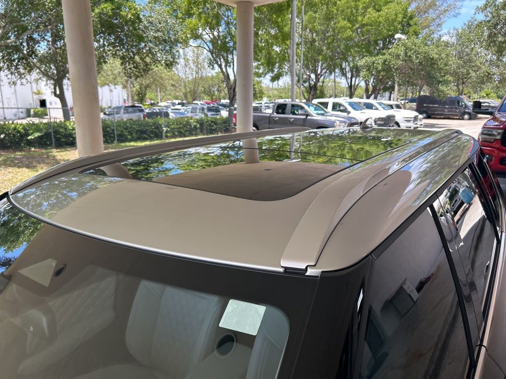 2025 Mitsubishi Outlander PHEV SEL Platinum photo 18
