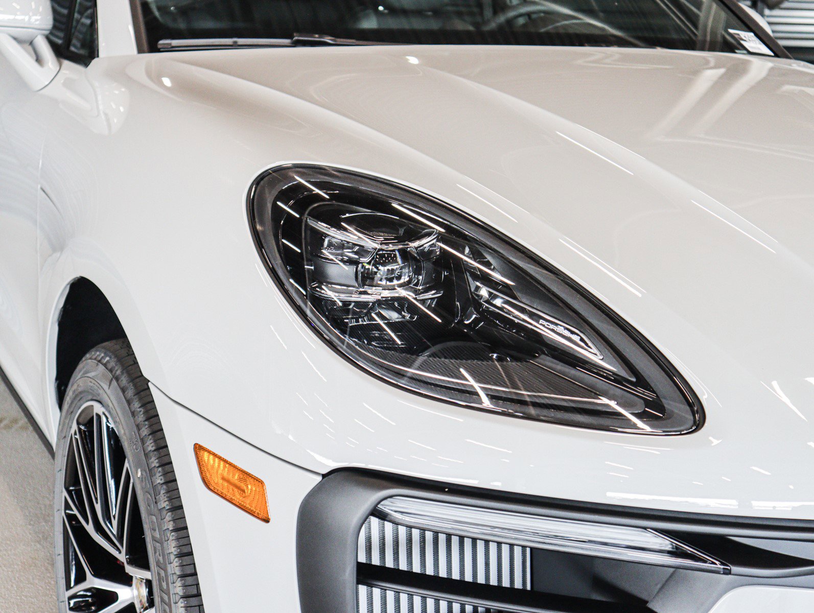 2025 Porsche Macan S photo 29