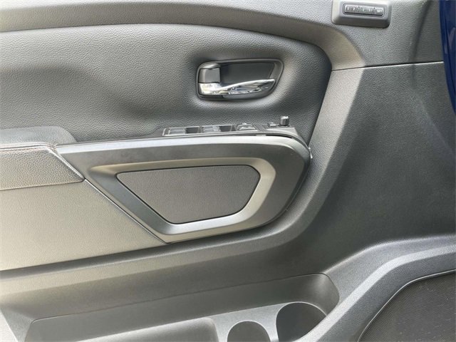2020 Nissan Titan Crew Cab photo 16