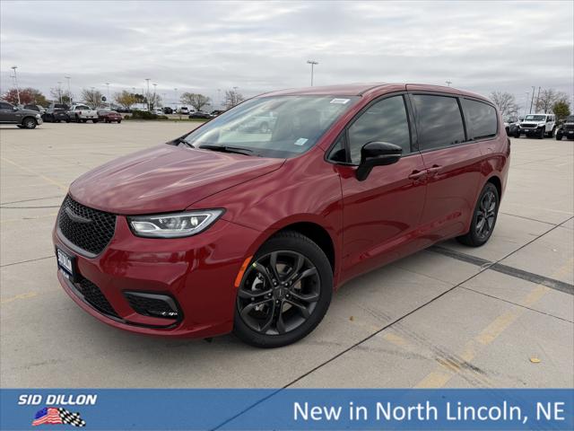 2026 Chrysler Pacifica Select's photo