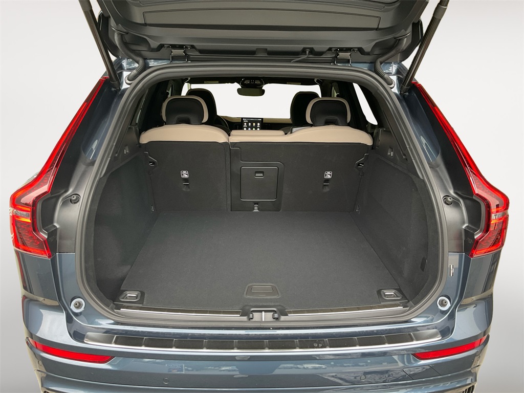 2026 Volvo XC60 B5 Plus photo 11