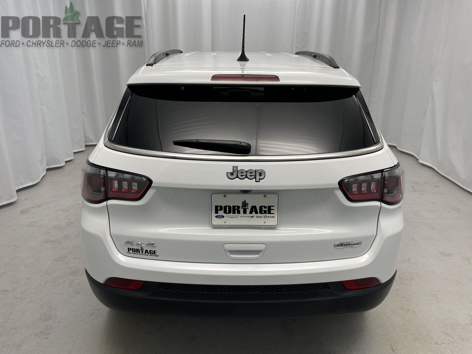 New 2025 Bright White Clear-Coat Exterior Paint Jeep Latitude image 3