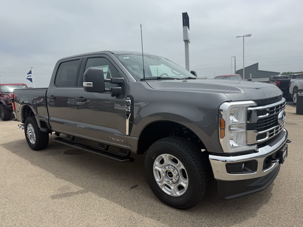 2025 Ford F-350 XLT photo 2