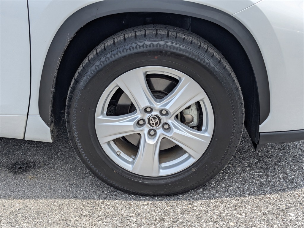 2023 Toyota Highlander LE photo 10