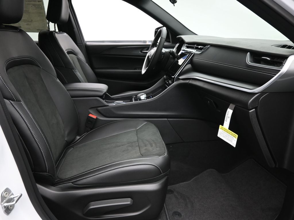 2025 Jeep Grand Cherokee Altitude photo 5