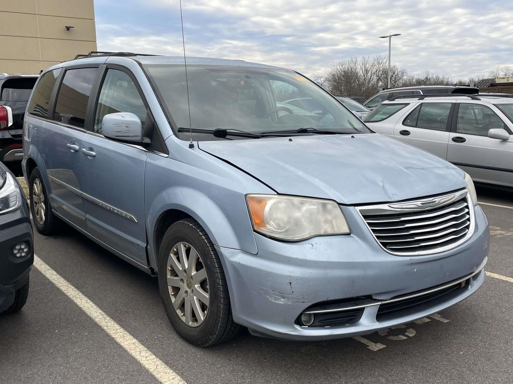2013 Chrysler Town & Country Touring's photo