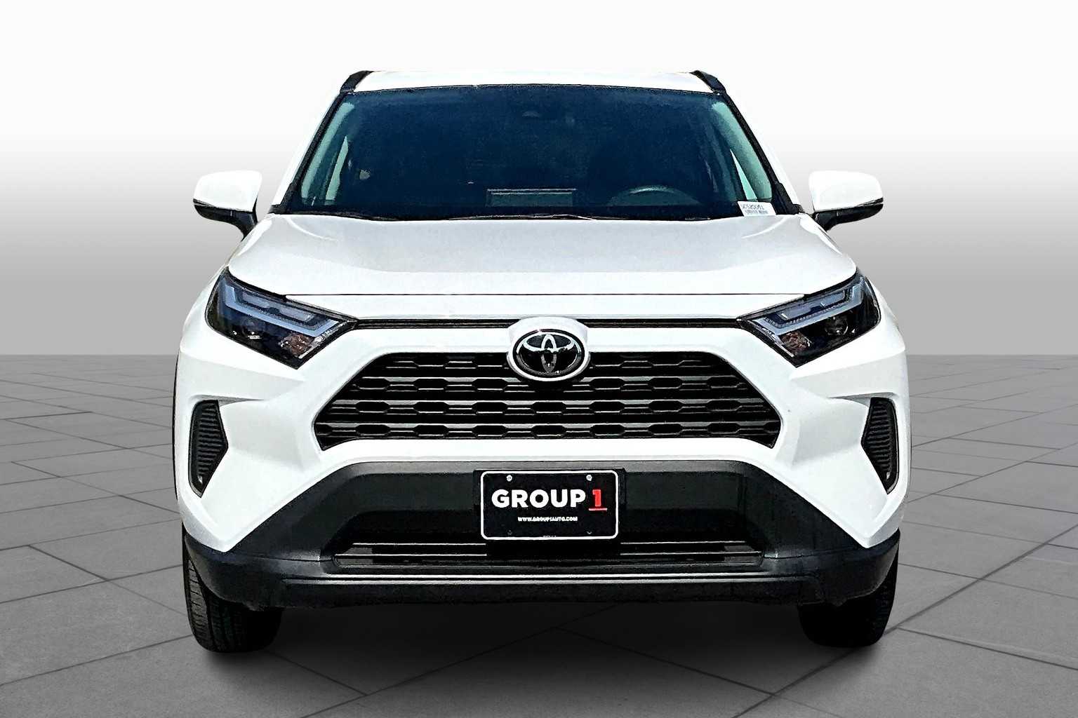 2025 Toyota RAV4 XLE photo 3
