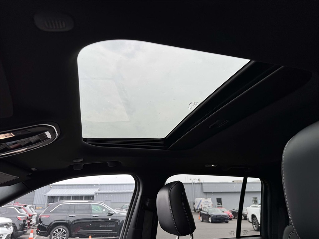 2023 Jeep Grand Cherokee Altitude photo 4
