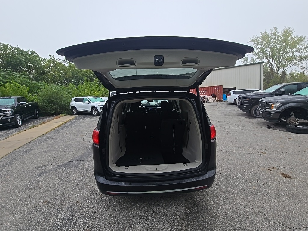 2017 Chrysler Pacifica Touring L photo 19