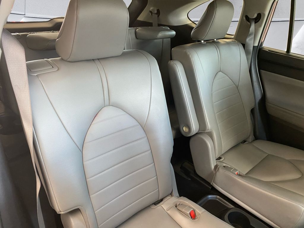 2023 Toyota Highlander XLE photo 16
