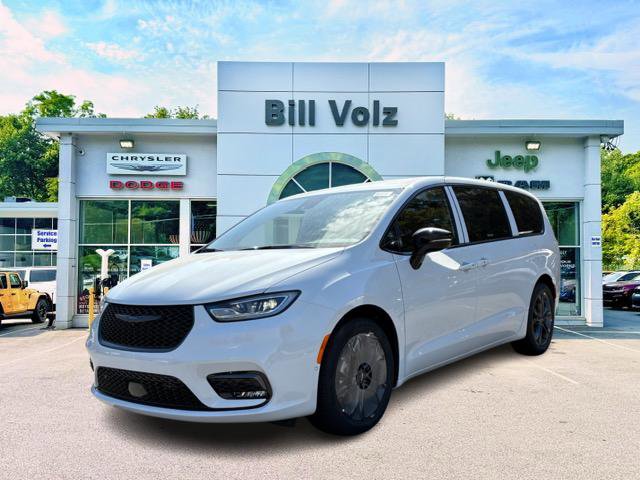 2026 Chrysler Pacifica Select's photo