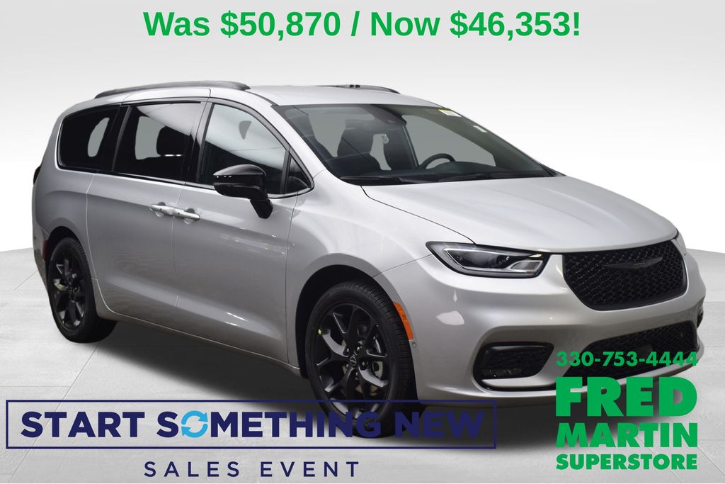 2026 Chrysler Pacifica Select's photo