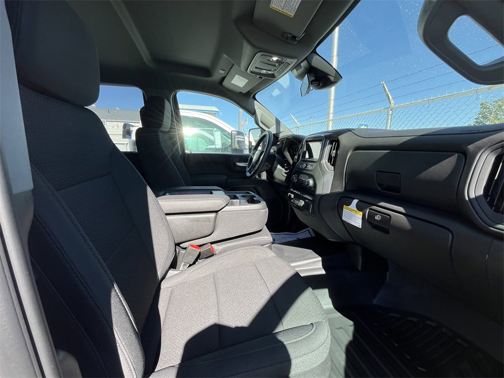 2025 Chevrolet Silverado 2500HD photo 3