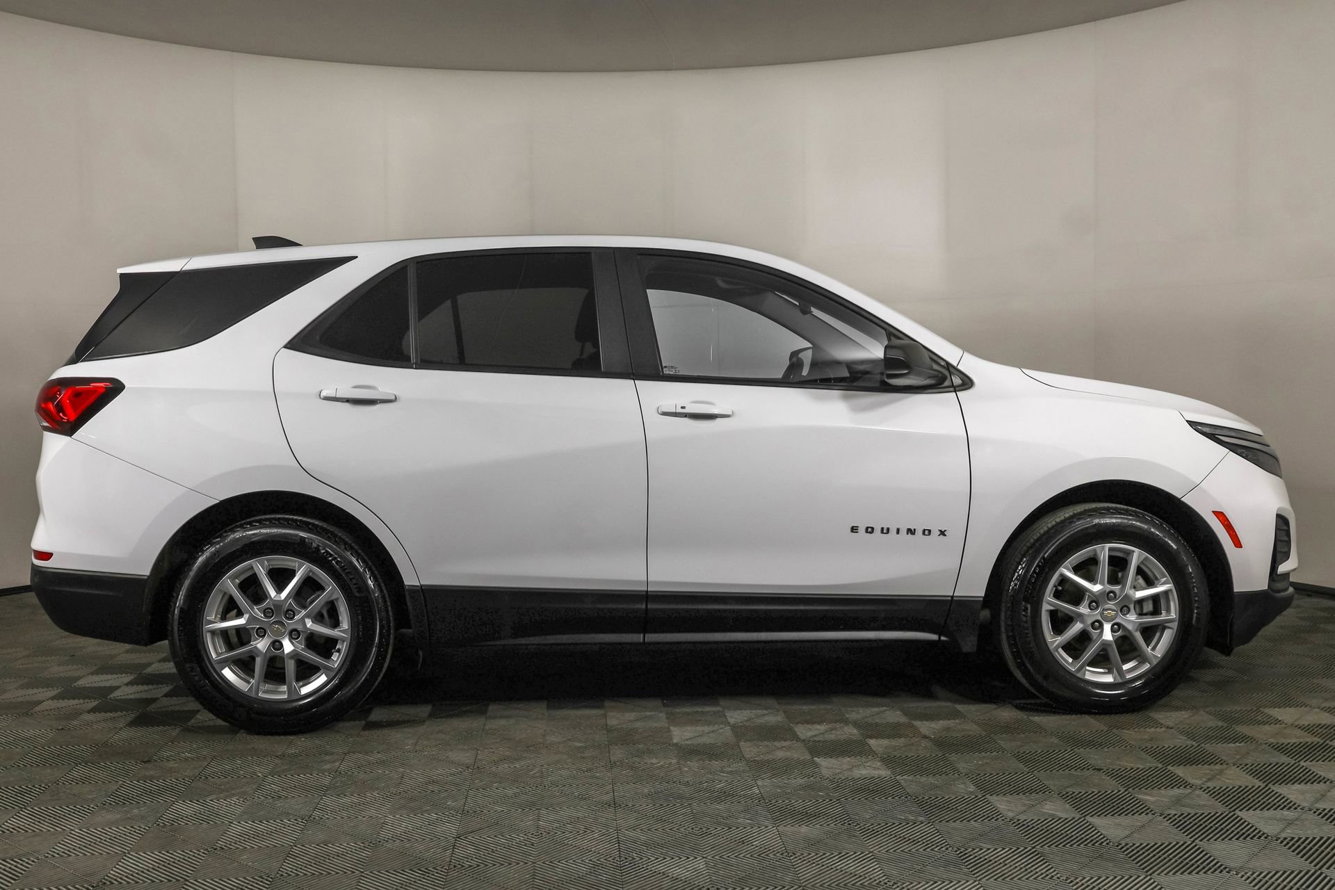 2022 Chevrolet Equinox LS photo 2