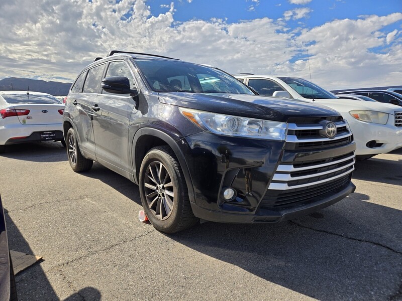 2018 Toyota Highlander SE photo 2