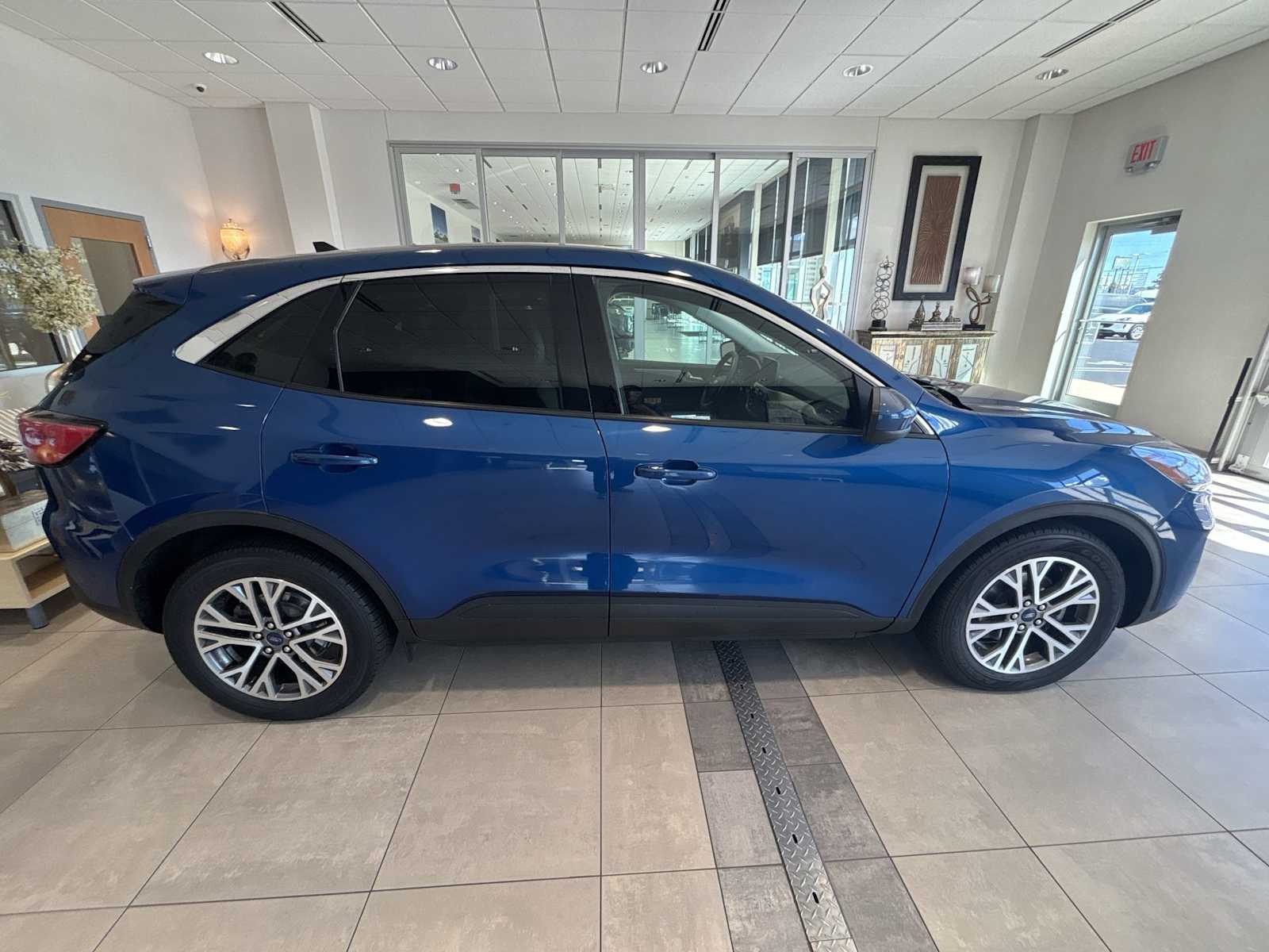 2022 Ford Escape SEL Hybrid photo 2