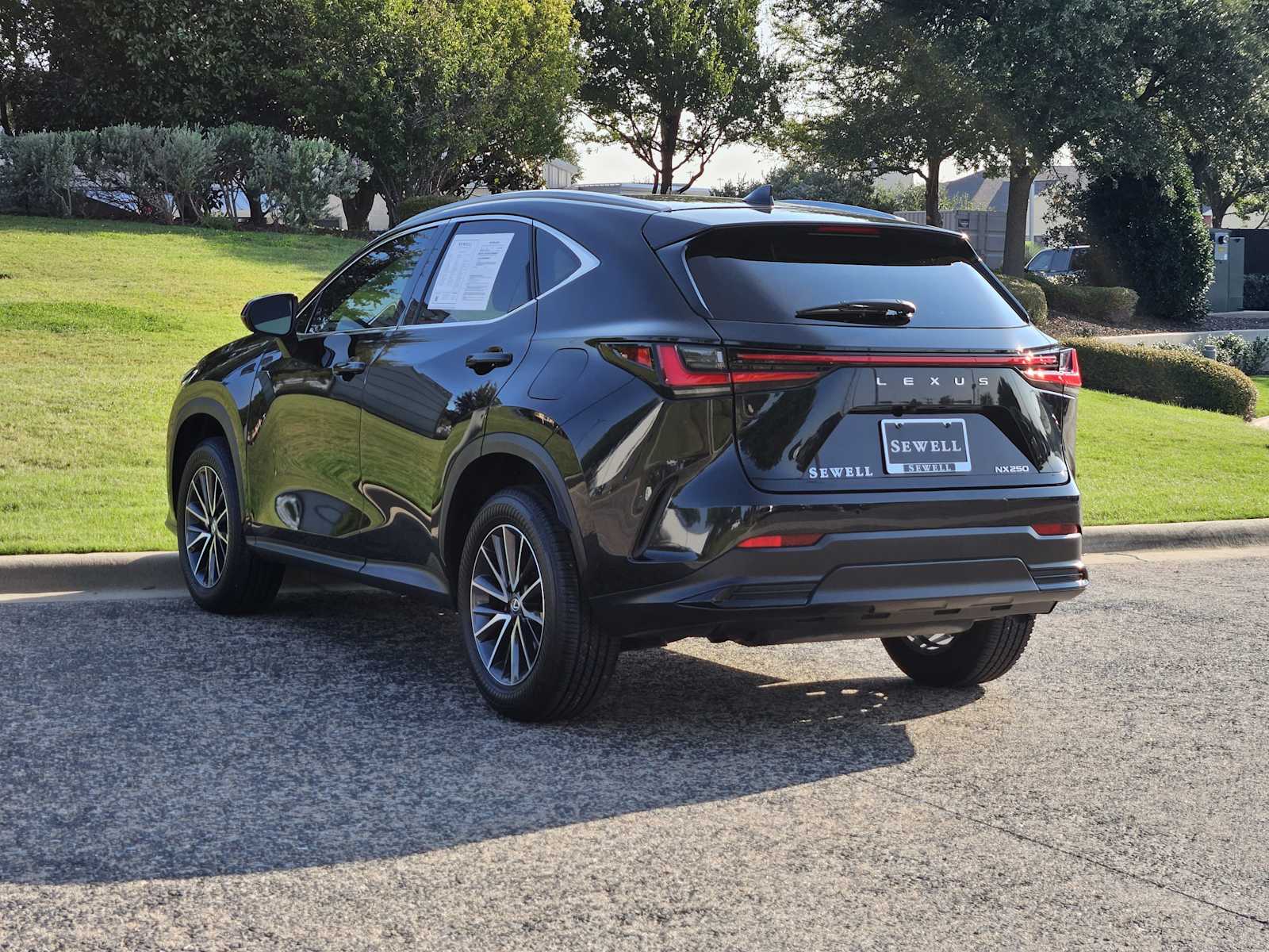 2025 Lexus NX 250 photo 3
