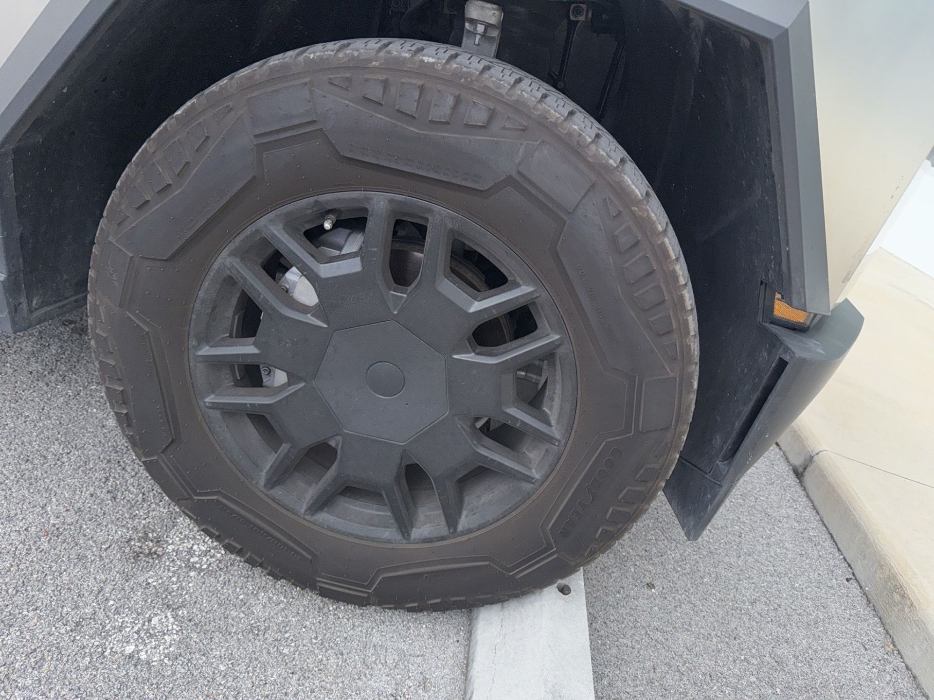 2025 Tesla Cybertruck Rear-Wheel Drive's photo