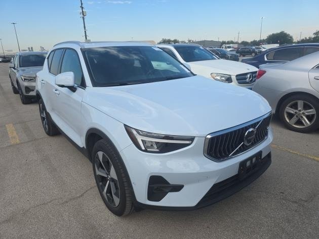 2025 Volvo XC40 Plus photo 4