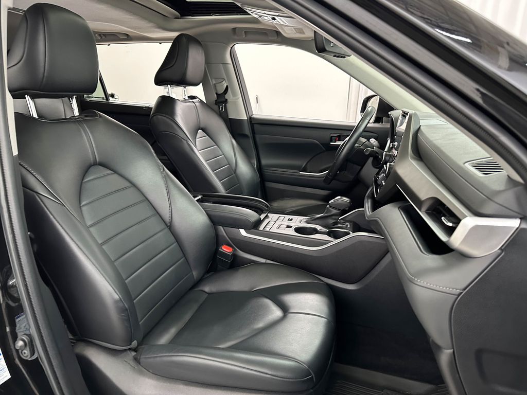 2022 Toyota Highlander XLE photo 3