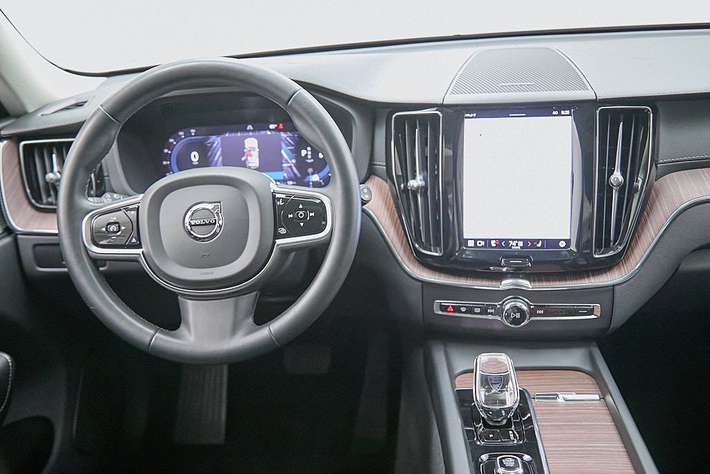 2023 VOLVO XC60 - Image 23