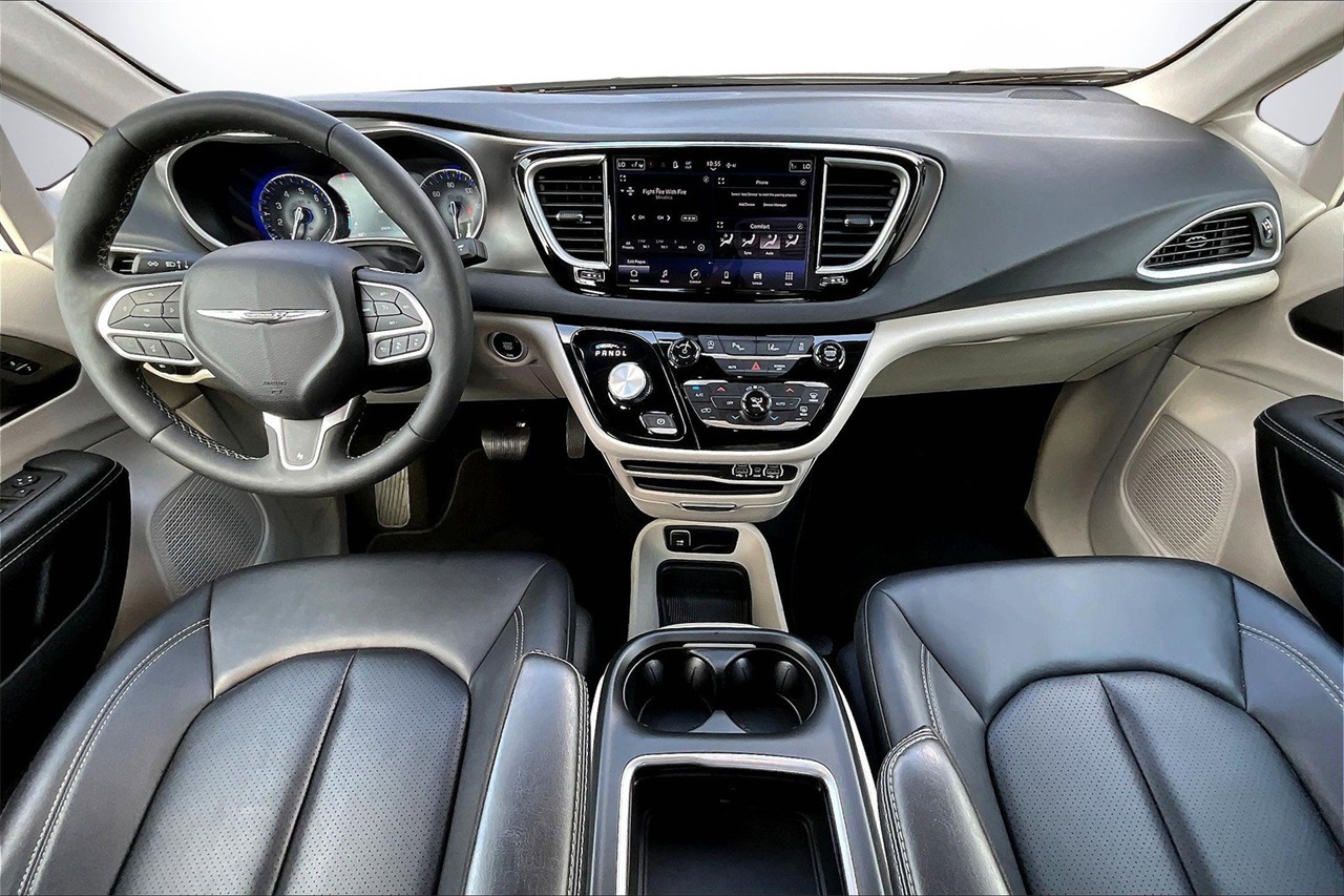 2024 Chrysler Pacifica Touring L photo 13