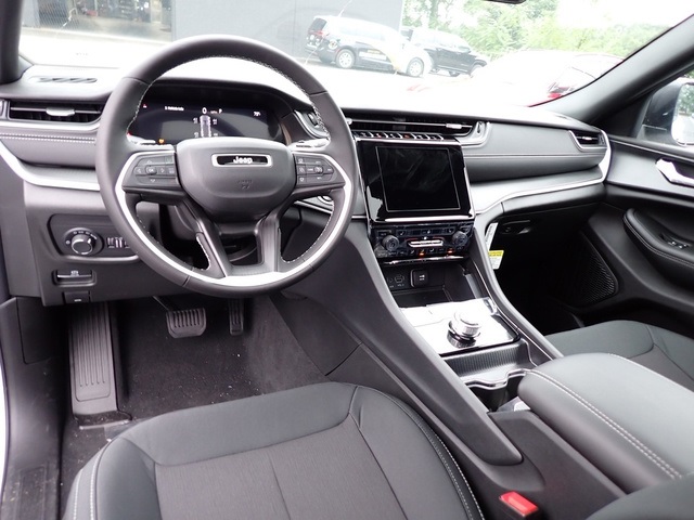 2025 Jeep Grand Cherokee Laredo X photo 12