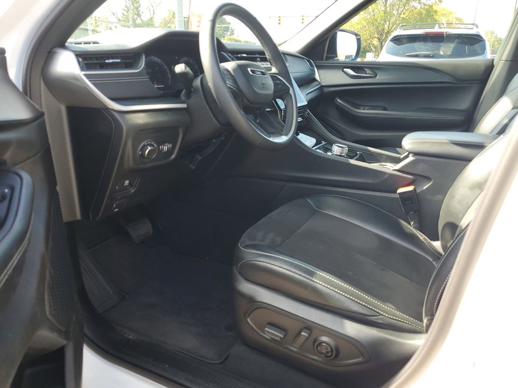 2024 Jeep Grand Cherokee Altitude photo 4