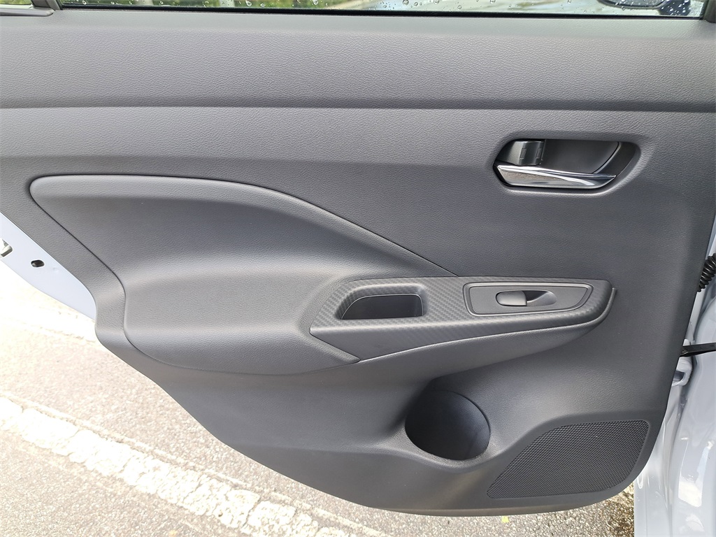 2025 Nissan Versa 1.6 SV photo 13