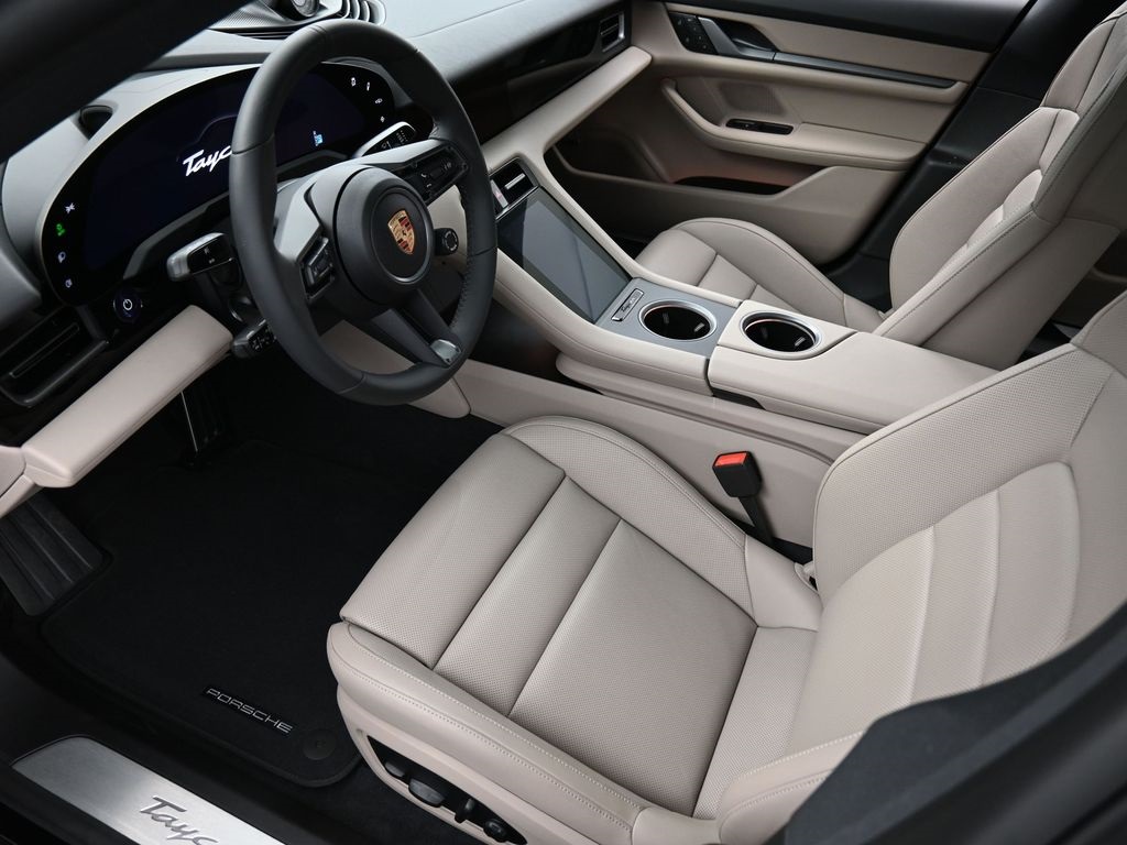 2025 Porsche Taycan photo 3