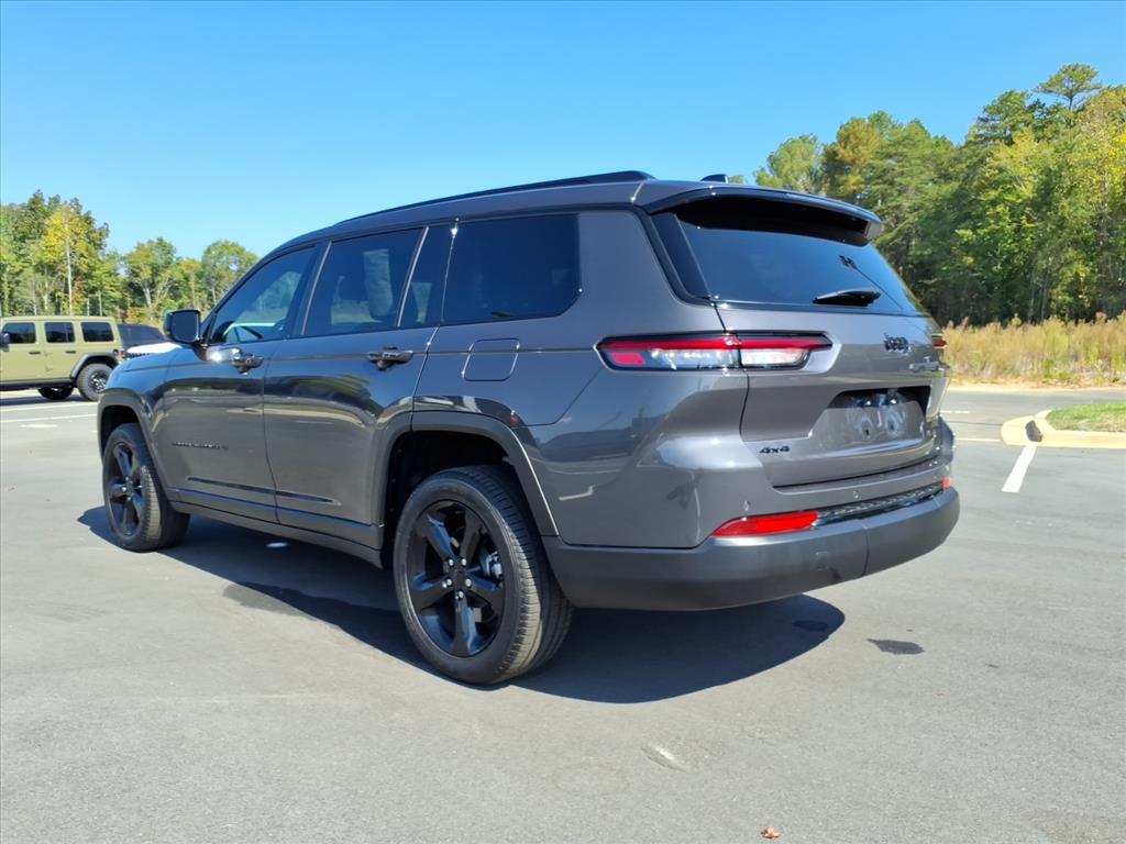 2025 Jeep Grand Cherokee Limited photo 2
