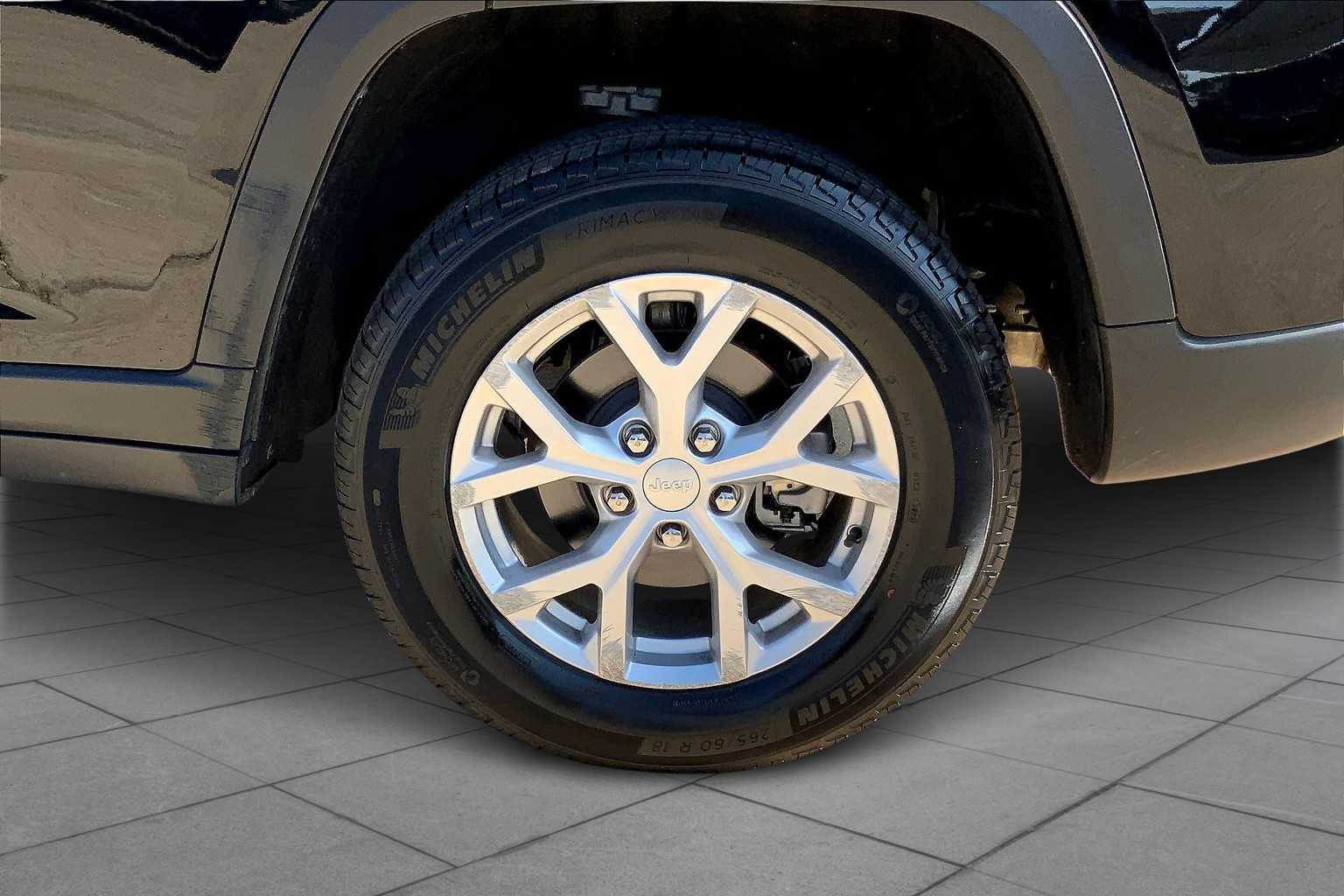 2024 Jeep Grand Cherokee Sport photo 8