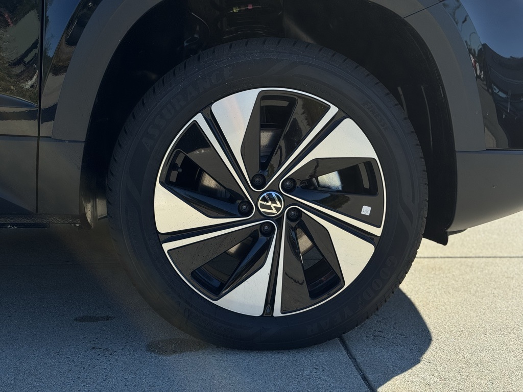 2025 Volkswagen Taos SE photo 2