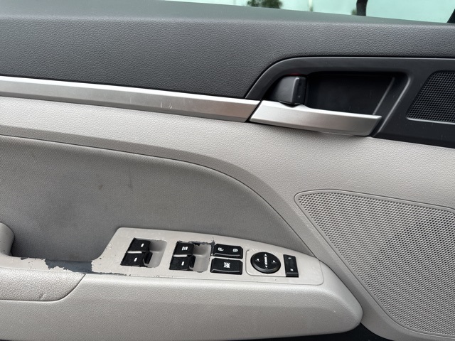 2020 Hyundai Elantra SEL photo 16