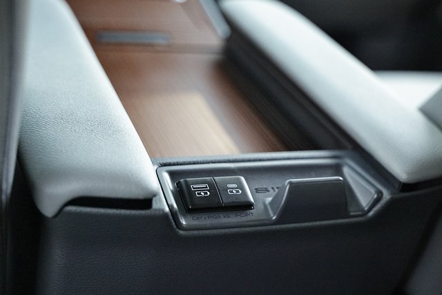 2024 Toyota Sienna XLE photo 26