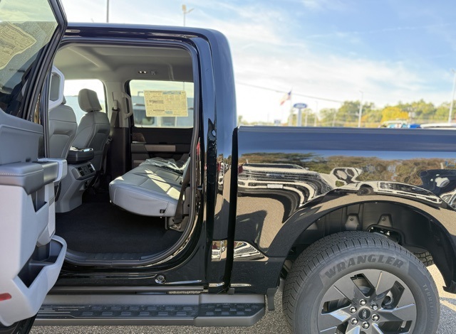 2025 Ford F-150 Lightning photo 28