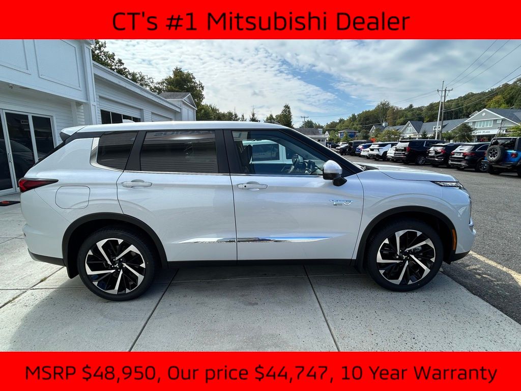2025 Mitsubishi Outlander PHEV SE photo 3