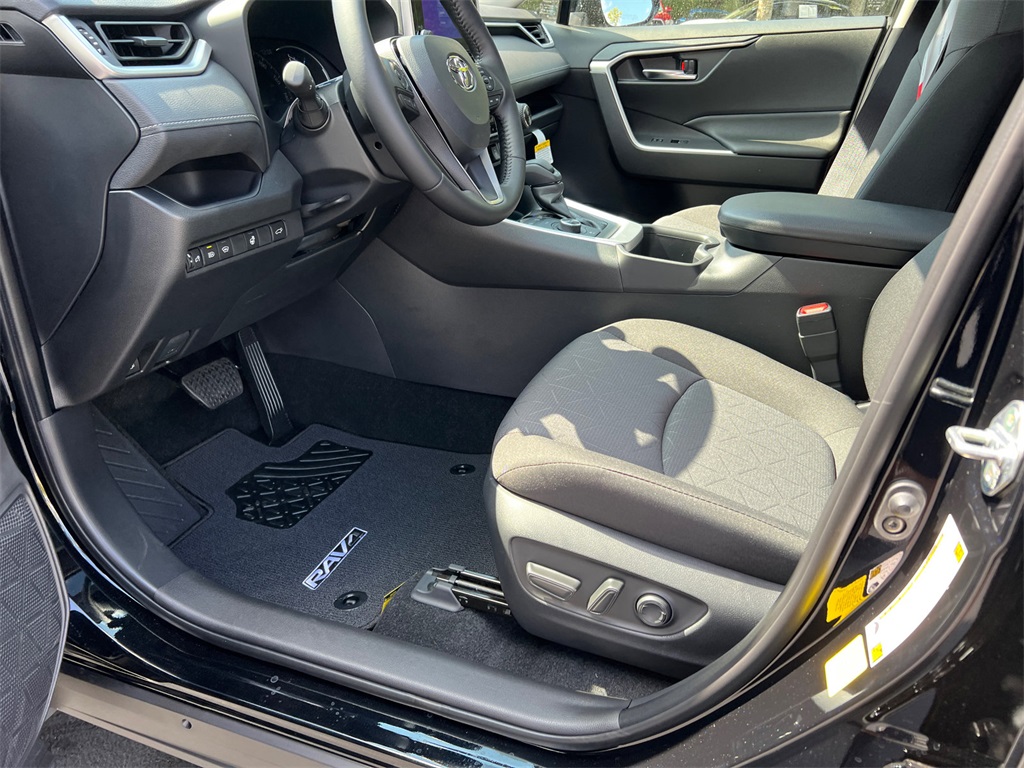 2025 Toyota RAV4 Hybrid XLE photo 9