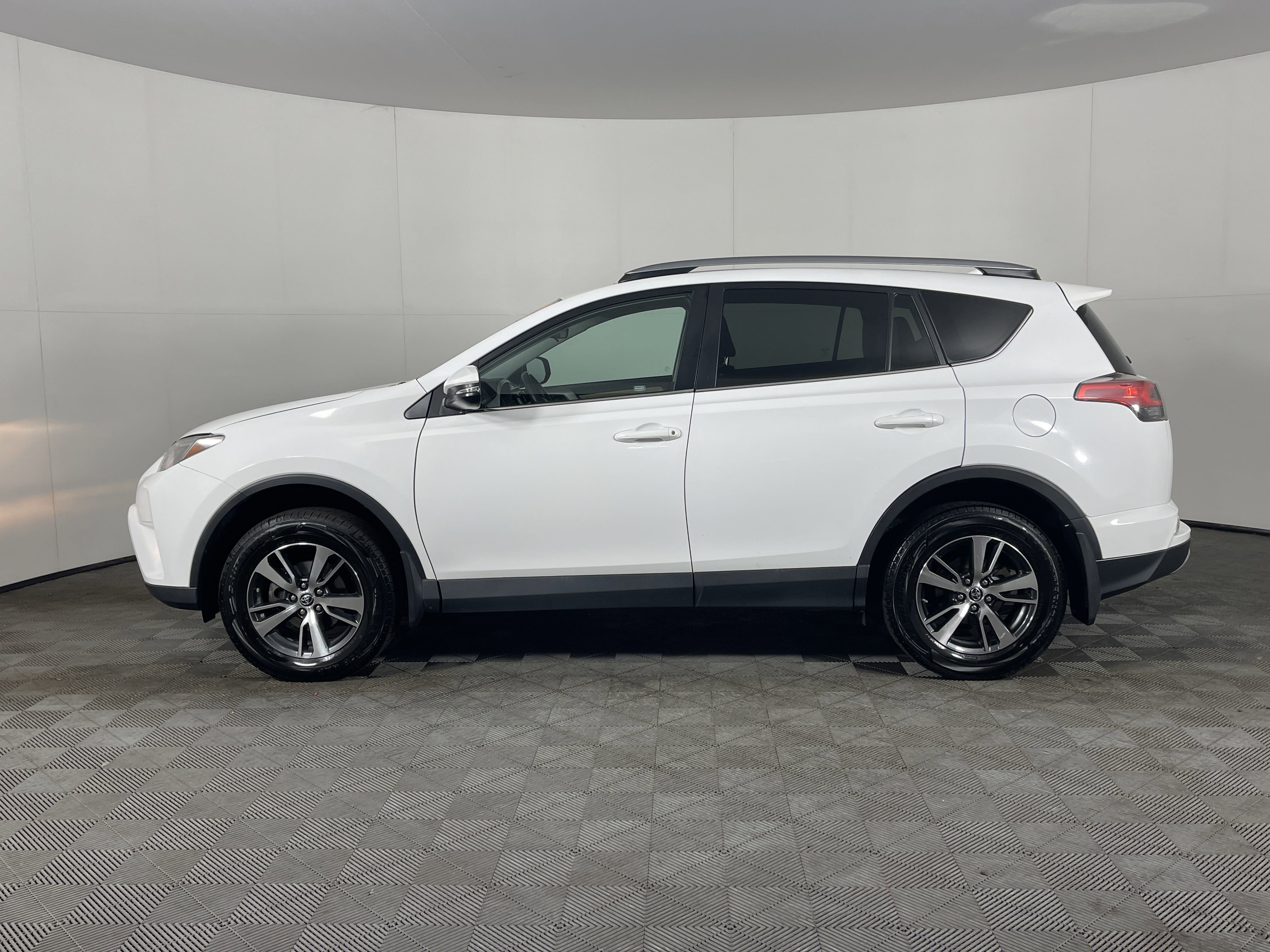 2018 Toyota RAV4 XLE photo 3