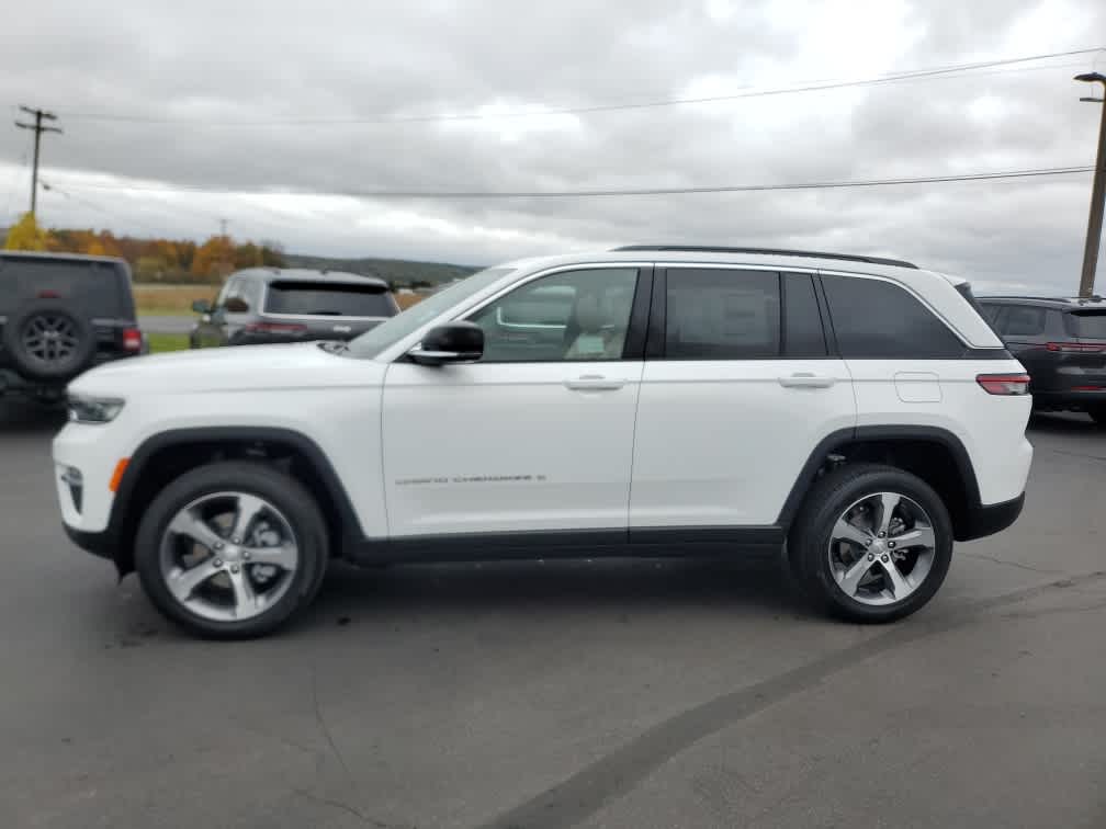 2025 Jeep Grand Cherokee Limited photo 2