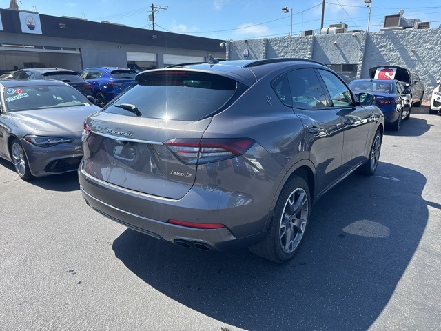 2022 Maserati Levante GT photo 3
