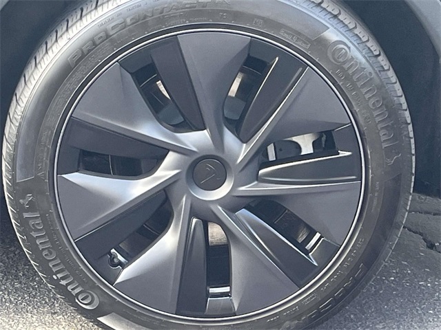 2025 Tesla Model Y Long Range photo 10