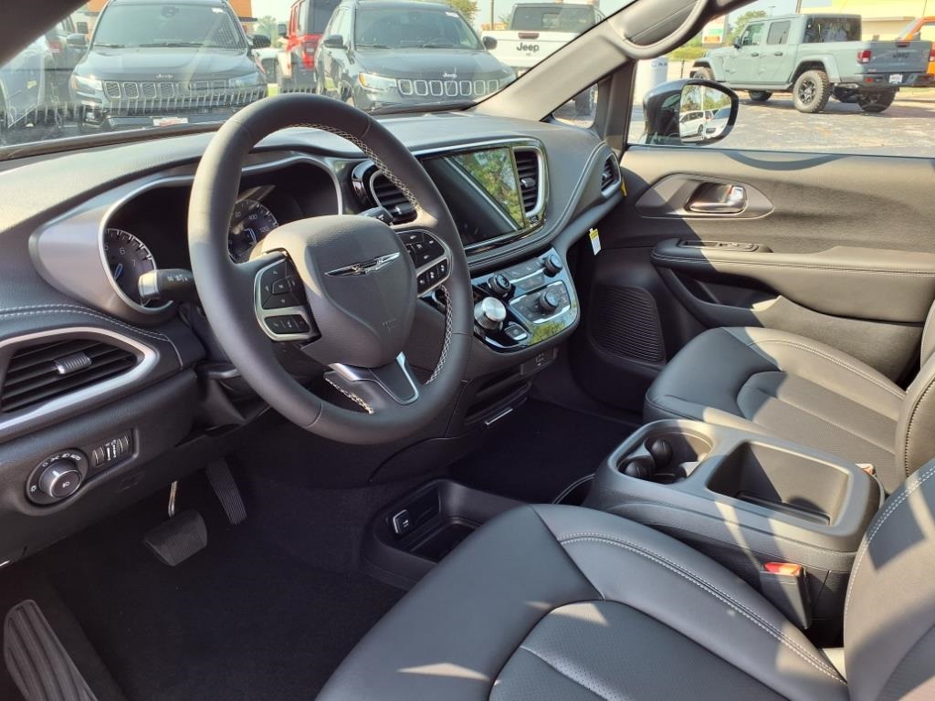 2026 Chrysler Pacifica photo 8