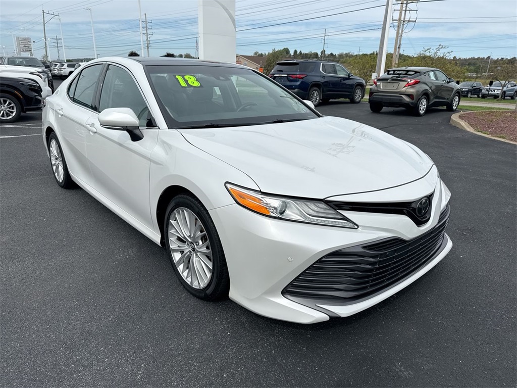 2018 Toyota Camry XLE photo 2