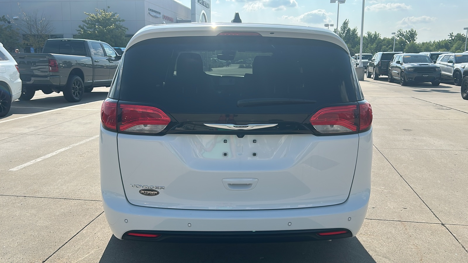2025 Chrysler Voyager LX photo 4