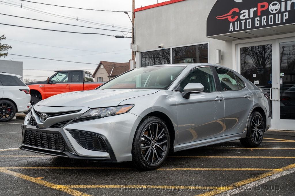 2024 Toyota Camry SE's photo