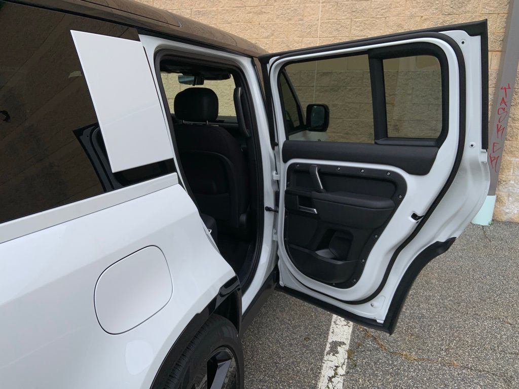2025 Land Rover Defender 110 V8 photo 16