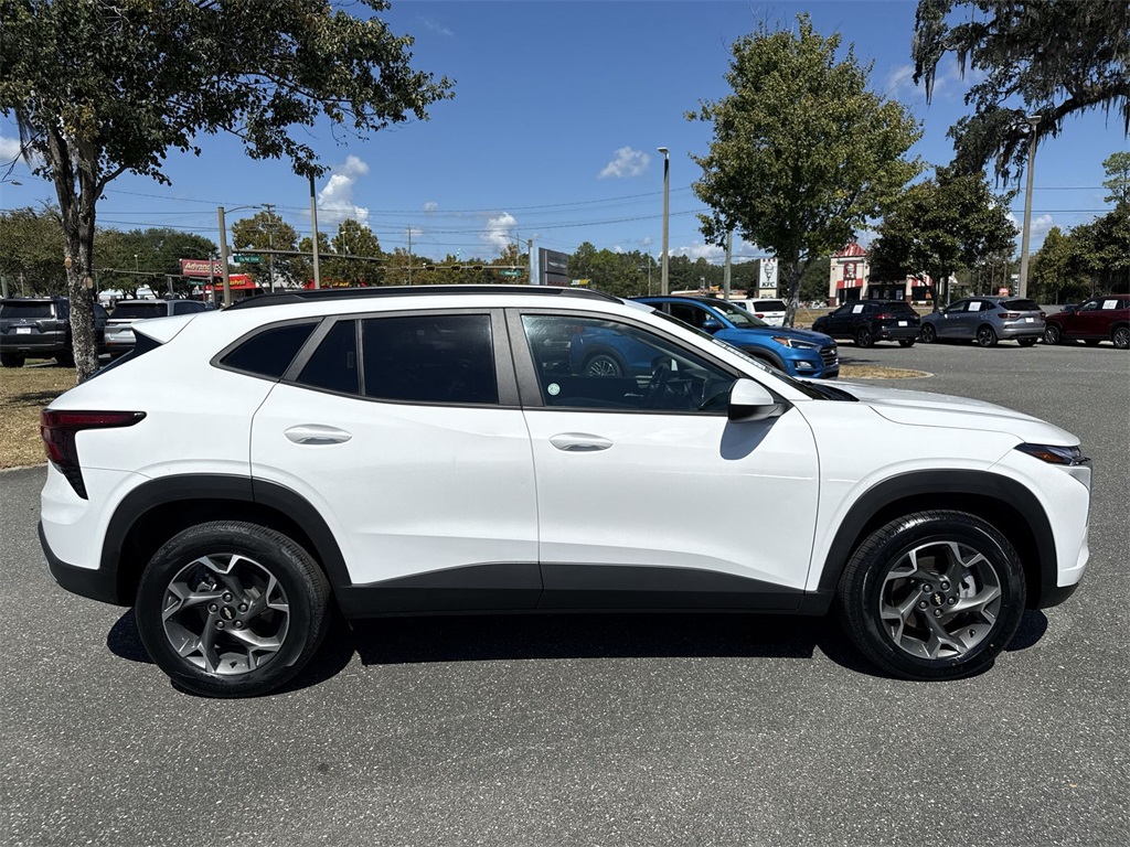 2024 Chevrolet Trax LT photo 2